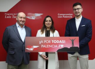 El PSOE de Paredes de Nava muestra “sus dudas sobre el complejo de viviendas en La Harinera” Miriam Andrés flanqueada por Jesús Miguel González (i), candidato para Saldaña y Jesús Manuel López, para Paredes de Nava (d).