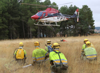 Un incendio junto a las obras del AVE en Monzón activa por primera vez esta campaña al helicóptero forestal