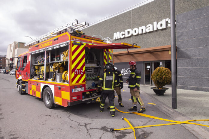 Desalojo en el centro comercial El Bulevar por incendio en una cocina de un restaurante.