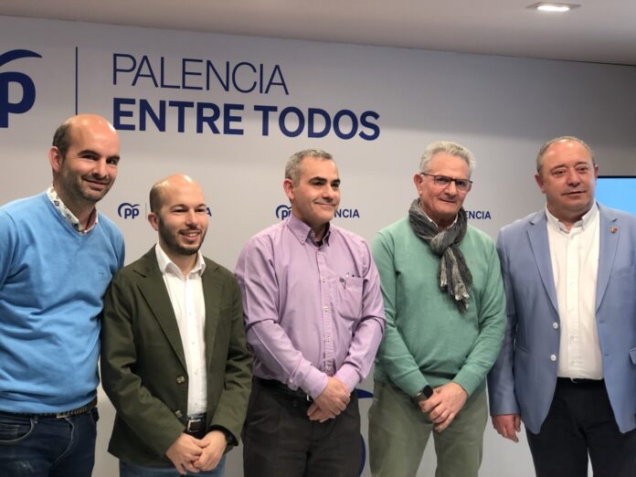 Gañán-Martín-Tapia-Majón-Maza- candidatos-PP-Alcaldías-de-Villada-Villamuriel-Grijota-Venta-Baños-Santibáñez-Peña Gañan, Majon, Maza y Tapia en la sede del PP tras su presentación.