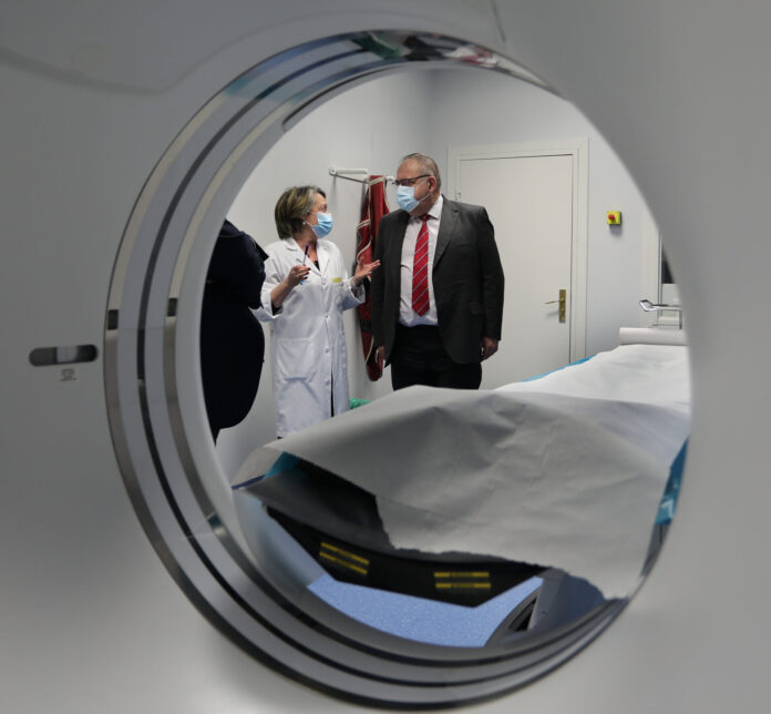 El consejero de Sanidad conoce los nuevos equipamientos tecnológicos, la resonancia y el TAC en el Hospital de Palencia