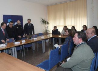 Así actuarán los bares palentinos si detectan un caso de acoso sexual o sumisión química Brágimo / ICAL . El secretario general nacional de Hostelería, Emilio Gallego (D); el presidente nacional de Hostelería, José Luis Izuel (I); el presidente provincial de Hostelería, Jaime Antolín (2I); y el inspector de a UFAM de Policía Nacional, Vicente Moro (2D), en la jornada técnica sobre el ‘Protocolo de Acoso sexual y sumisión química’, organizada por la Asociación General de Hostelería y la CEOE Palencia