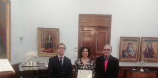 Ana Frías recibe el cheque por su trabajo fin de Carrera de Enfermería