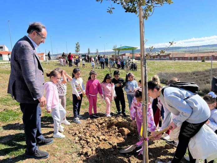 Escolares-palentinos-Día-del-Arbol-2023-4 Escolares palentinos plantan 12 encinas en el entorno del Pabellón Mariano Haro con motivo del Día Mundial del Árbol