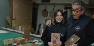 Daniel y su hija Laura muestran las piezas Expositor 'LaMoonDa'