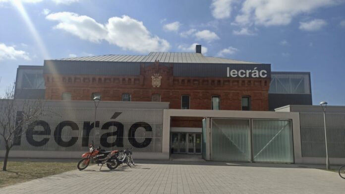 Fachada del Lecrác.