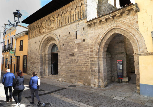 El consejero de Cultura inaugura el nuevo museo-iglesia de Santiago en Carri&oacute;n de los Condes (Palencia)