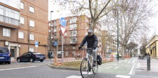 Un ciclista por un carril bici.