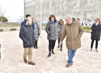 Nuevo pavimento junto al Frontón de Calabazanos, uno de los puntos de partida de la nueva urbanización que se ha ejecutado y que termina en las instalaciones deportivas del casco urbano antiguo.