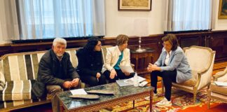 Momento de firma la colaboración con el ayuntamiento de Lantadilla para ampliar las instalaciones deportivas