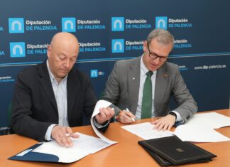 El vicepresidente primero y diputado de Promoción Económica, Luis Calderón, firma con el consejero de Industria, Comercio y Empleo, Mariano Veganzones, el convenio de colaboración que enmarca el Plan Anual Empleo para la contratación de desempleados en el medio rural. / ICAL