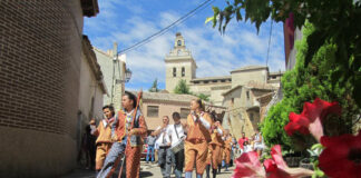 Danzantes de Villamediana durante una procesión