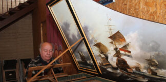 El organista francés Francis Chapelet que da nombre a la funcación qu equiere restaurar este piano, en su casa de Abarca de Campos. / ICAL