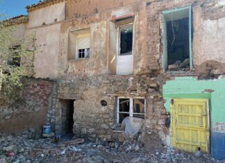 Imagen de una vivienda en ruinas en un pueblo de El Cerrato.
