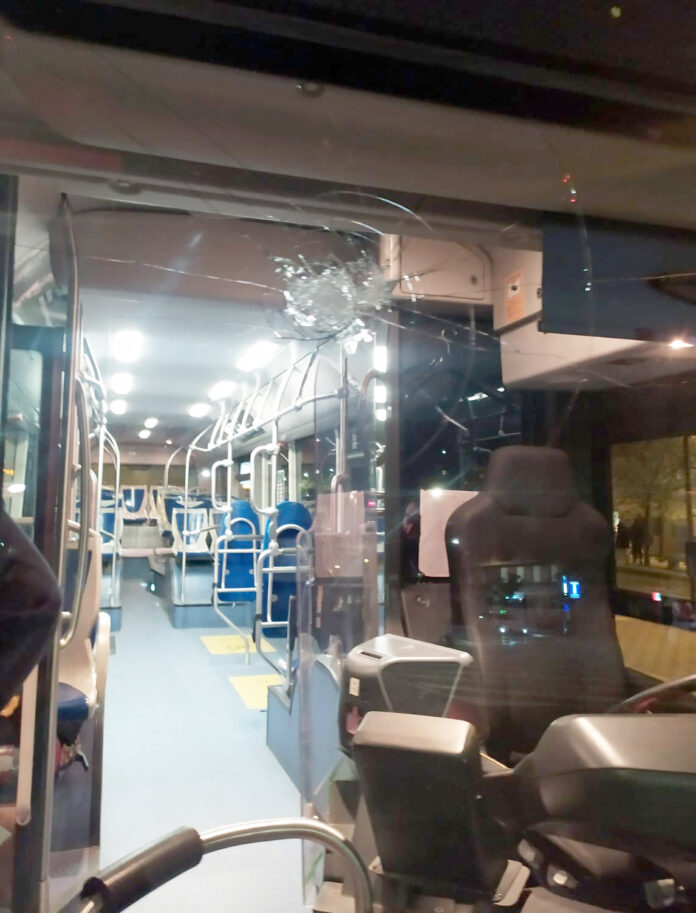 Impactos por disparos con una carabina de aire comprimido en un autobús de Auvasa