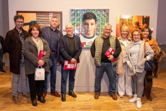 imagen de archivo de una exposición de la asociación de artistas Thieldon en Palencia imagen de archivo de una exposición de la asociación de artistas Thieldon en Palencia