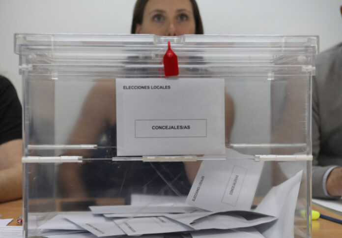 Elecciones municpales en Palencia, colegio electoral en CEAS Allende el Río de la capital palentina. / Brágimo (ICAL)