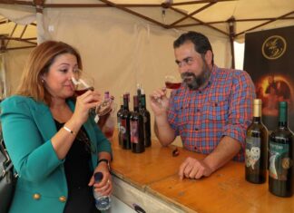 La enóloga Almudena Alberca junto al enólog Rubén Montero en la Feria Agroalimentaria, Enológica y Forestal - Brágimo ICAL