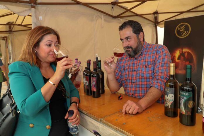 La enóloga Almudena Alberca junto al enólog Rubén Montero en la Feria Agroalimentaria, Enológica y Forestal - Brágimo ICAL La enóloga Almudena Alberca junto al enólog Rubén Montero en la Feria Agroalimentaria, Enológica y Forestal - Brágimo ICAL