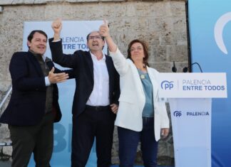 Mañueco pide en Palencia “no arriesgar el voto” y aglutinarlo en torno al PP para formar una “gran marea azul”