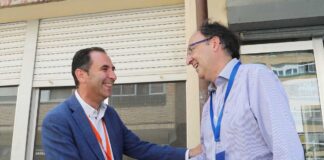 Mario-Simón-y-Alfonso-Polanco-se-saludan-a-las-puertas-del-colegio-electoral-en-el-Padre-Claret---Brágimo-ICAL