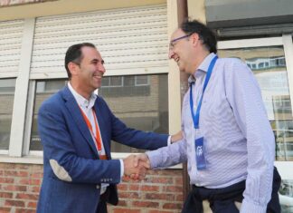 Mario-Simón-y-Alfonso-Polanco-se-saludan-a-las-puertas-del-colegio-electoral-en-el-Padre-Claret---Brágimo-ICAL