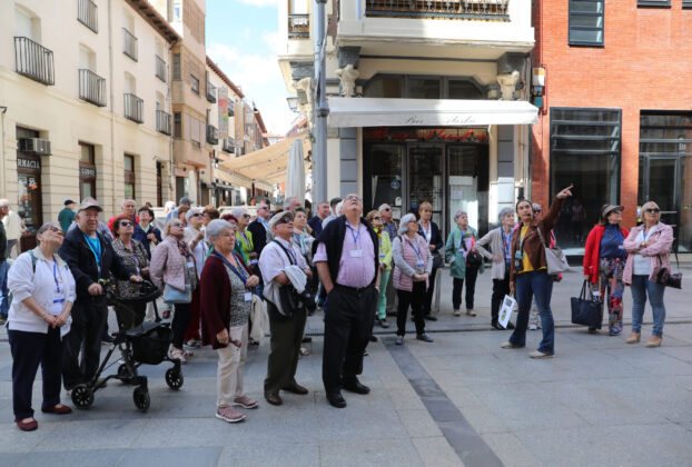 Integrantes de la Asociaci&oacute;n Mayores Telef&oacute;nica celebran en Palencia su XIX Concentraci&oacute;n Norte , en la imagen hacen turismo por la calle Mayor de la capital. / Br&aacute;gimo (ICAL)