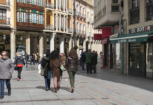 La provincia de Palencia ganó 363 habitantes; la capital, 407 La zona comercial de la calle Mayor de Palencia. / Brágimo (ICAL)