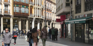 La zona comercial de la calle Mayor de Palencia. / Brágimo (ICAL)