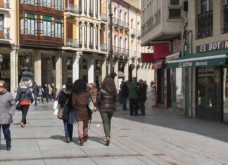 La zona comercial de la calle Mayor de Palencia. / Brágimo (ICAL)