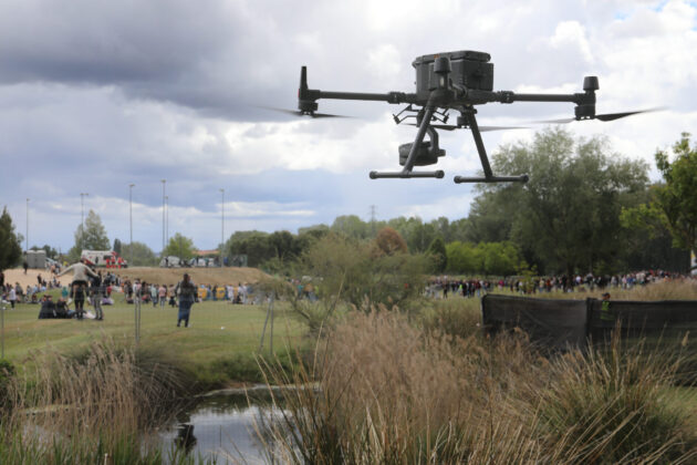 Dron de vigilancia en la fiesta universitaria de la ITA, que se celebra en el Parque Ribera Sur de Palencia. / Br&aacute;gimo (ICAL)