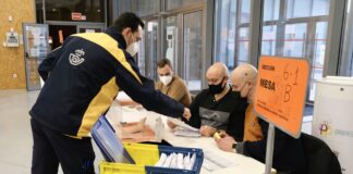 Entrega del voto por correo en una mesa. / ICAL