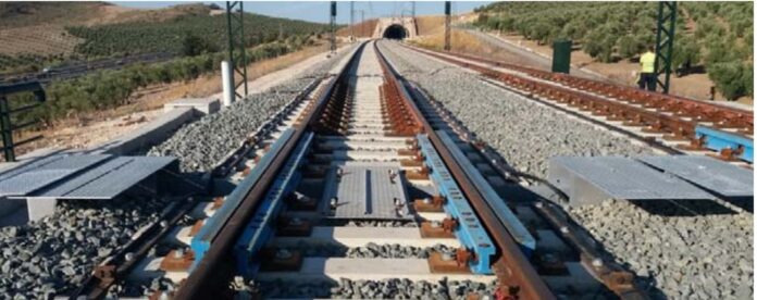 Imagen de un aparato de dilatación en un vía. En la parte roja se puede apreciar como las vías se montan en forma de cuña para que una se deslice sobre la otra, manteniendo la alineación a seguir por la rodadura del tren. / Adif