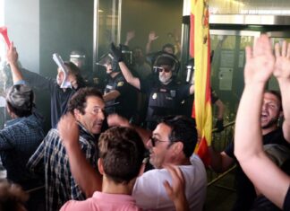 Los antidisturbios impiden a los ganaderos tomar la Delegación Territorial de la Junta en Salamanca