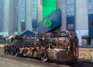 Los transportistas segovianos muestran su indignación por la quema de un autobús de Autocares Siguero en París