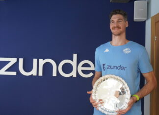 Chema González, posando con el trofeo ganado en la Final Four de Burgos y que acreditaba el ascenso en las canchas a la ACB. / Sandra Macho