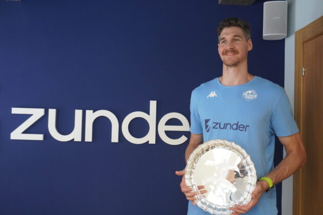 Chema Gonz&aacute;lez, posando con el trofeo ganado en la Final Four de Burgos y que acreditaba el ascenso en las canchas a la ACB. / Sandra Macho