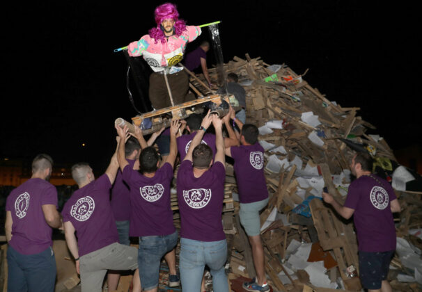 Los integrantes de la pe&ntilde;a La Petarda de Palencia colocan el monigote en la hoguera. / Br&aacute;gimo (ICAL)