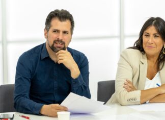 Tudanca a Siro sobre la planta de Venta de Baños: “Reflexionen, no vamos a permitir que hagan daño a esta tierra” El secretario general del PSOE de Castilla y León, Luis Tudanca, acompañado de Virginia Barcones, y Ana Sánchez, preside la reunión del Consejo Territorial del partido. / ICAL