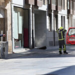 Varias arquetas saltan por los aires y obligan a acordonar la calle Martínez de Azcoitia de Palencia por un accidente eléctrico
