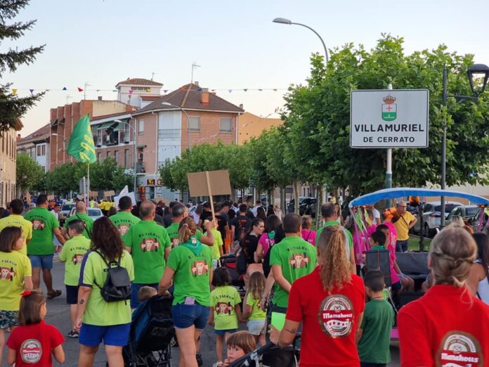 Las-Peñas-de-Villamuriel-serán-'5-estrellas'-con-Mahou-en-las-fiestas-de-agosto (1) Imagen de varias peñas en Villamuriel de Cerrato. / Foto: Facebook Ayuntamiento de Villamuriel