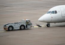 Un tractor de remolque de un avión.