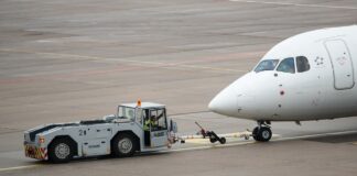 Un tractor de remolque de un avión.
