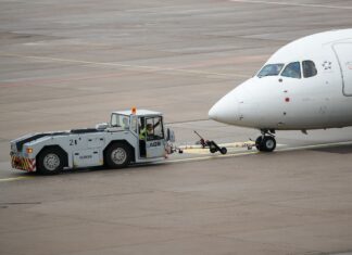 Un tractor de remolque de un avión.