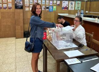 M. Luz Martínez Seijo, candidata y cabeza de lista al Congreso por el PSOE de Palencia, ejerciendo su derecho a voto.
