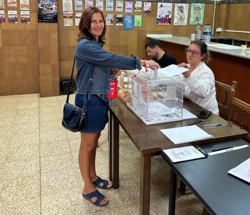 M. Luz Mart&iacute;nez Seijo, candidata y cabeza de lista al Congreso por el PSOE de Palencia, ejerciendo su derecho a voto.