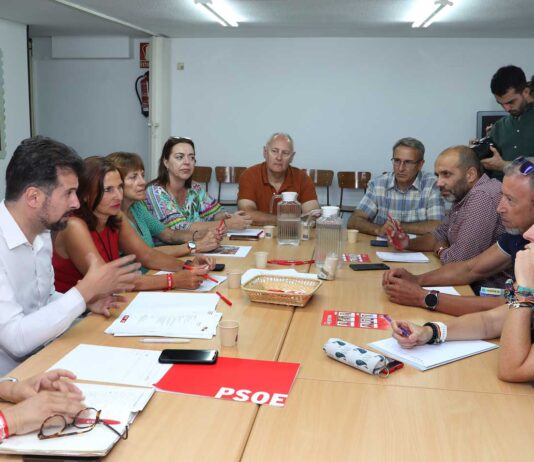 El secretario general del PSOECyL, Luis Tudanca y las candidatas por Palencia al Congreso y al Senado, María Luz Martínez Seijo y Rosa Aldea, se reúnen con los sindicatos UGT y CCOO. Brágimo ICAL