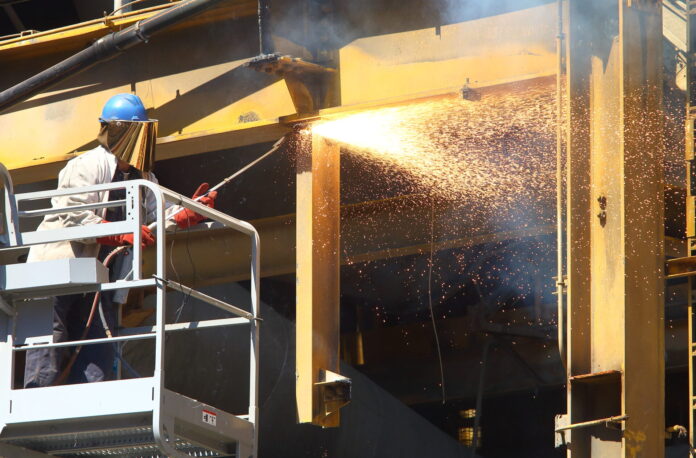 Inicio del desmantelamiento de la central térmica de Compostilla en Cubillos del Sil (León)