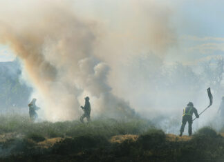 Las llamas amenazan varias viviendas de Calahorra de Boedo