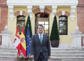 Mañueco anuncia un cheque de 2.000 euros para familias de otras comunidades con hijos que se instalen en el medio rural de Castilla y León